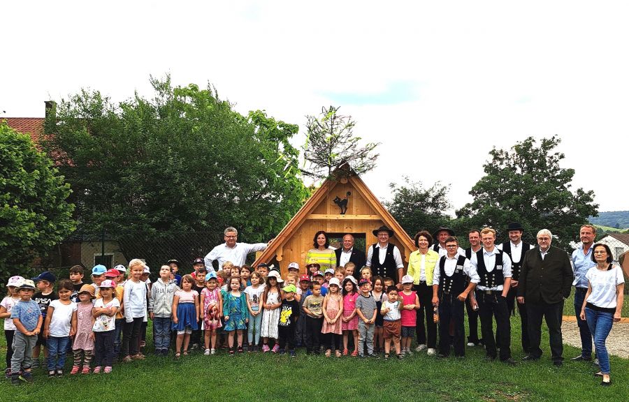 Außenstelle Furth im Wald: Übergabe Kindergarten-Spielhaus der BGJ-Zimmerer in Bruck